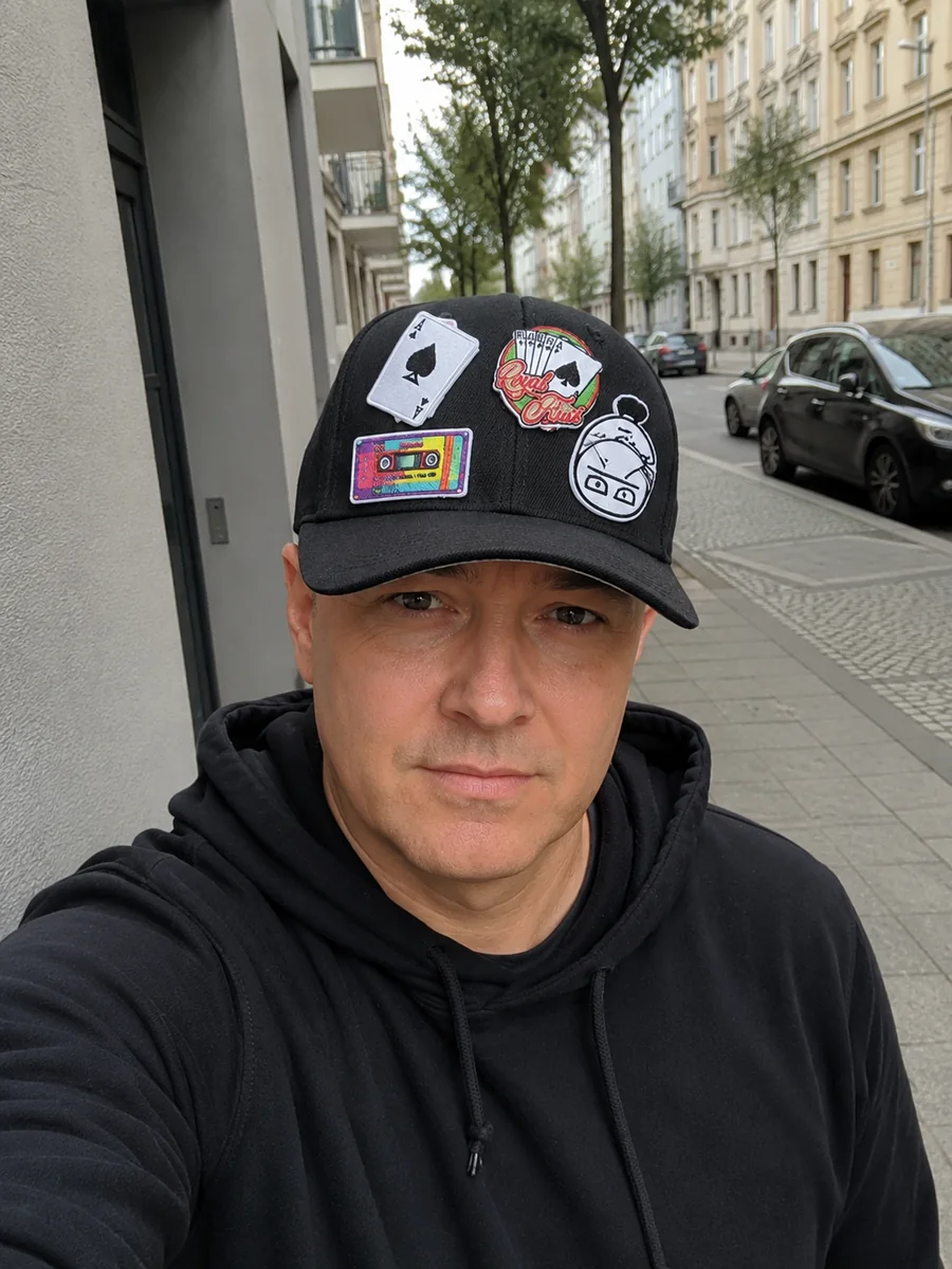KI-generiertes Referenzbild eines Mannes mit schwarzer Cap und bunten Patches