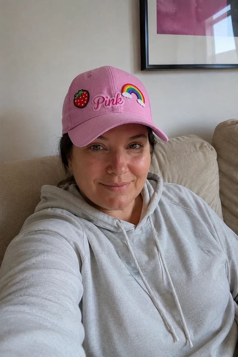 KI-generiertes Referenzbild einer Frau mit rosafarbener Cap und Patches