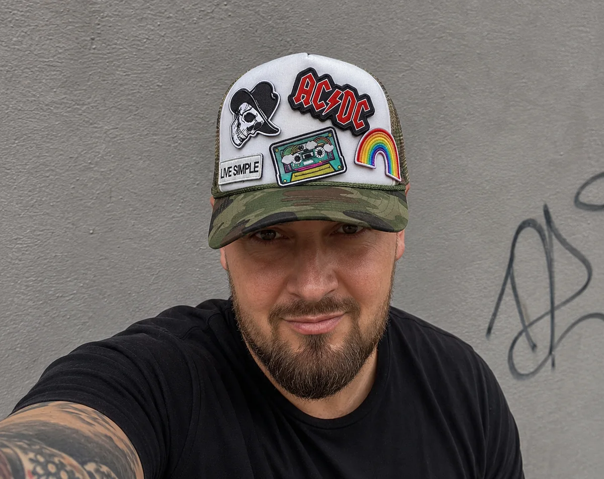 KI-generiertes Referenzbild eines Mannes mit individuell gestalteter Cap